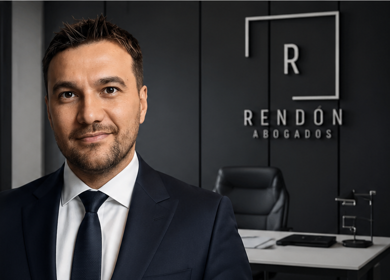 Abogado de Rendón Abogados en oficina